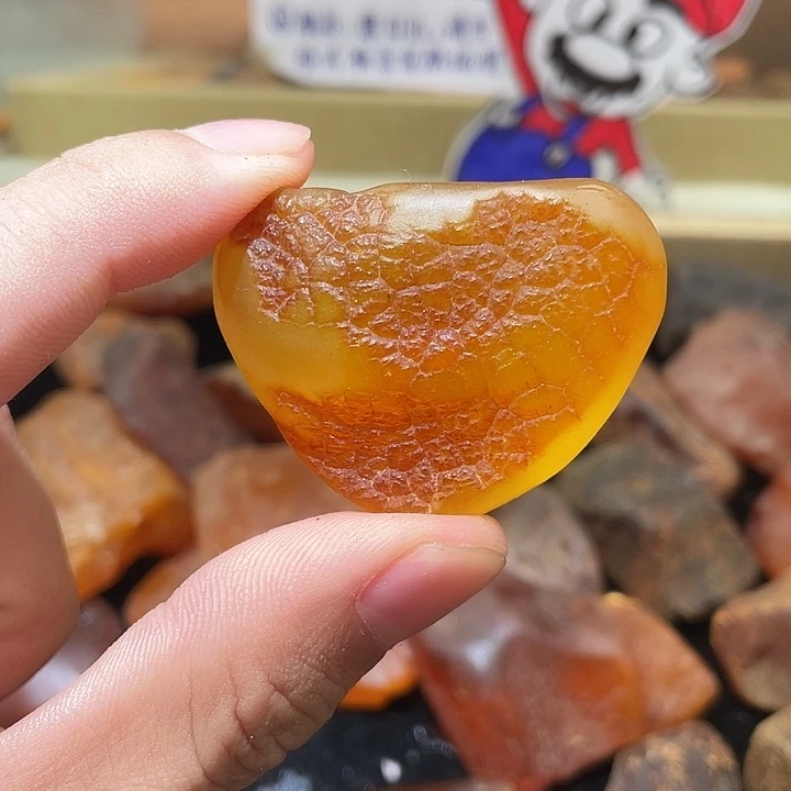 裸石琥珀未镶嵌爱心吊坠