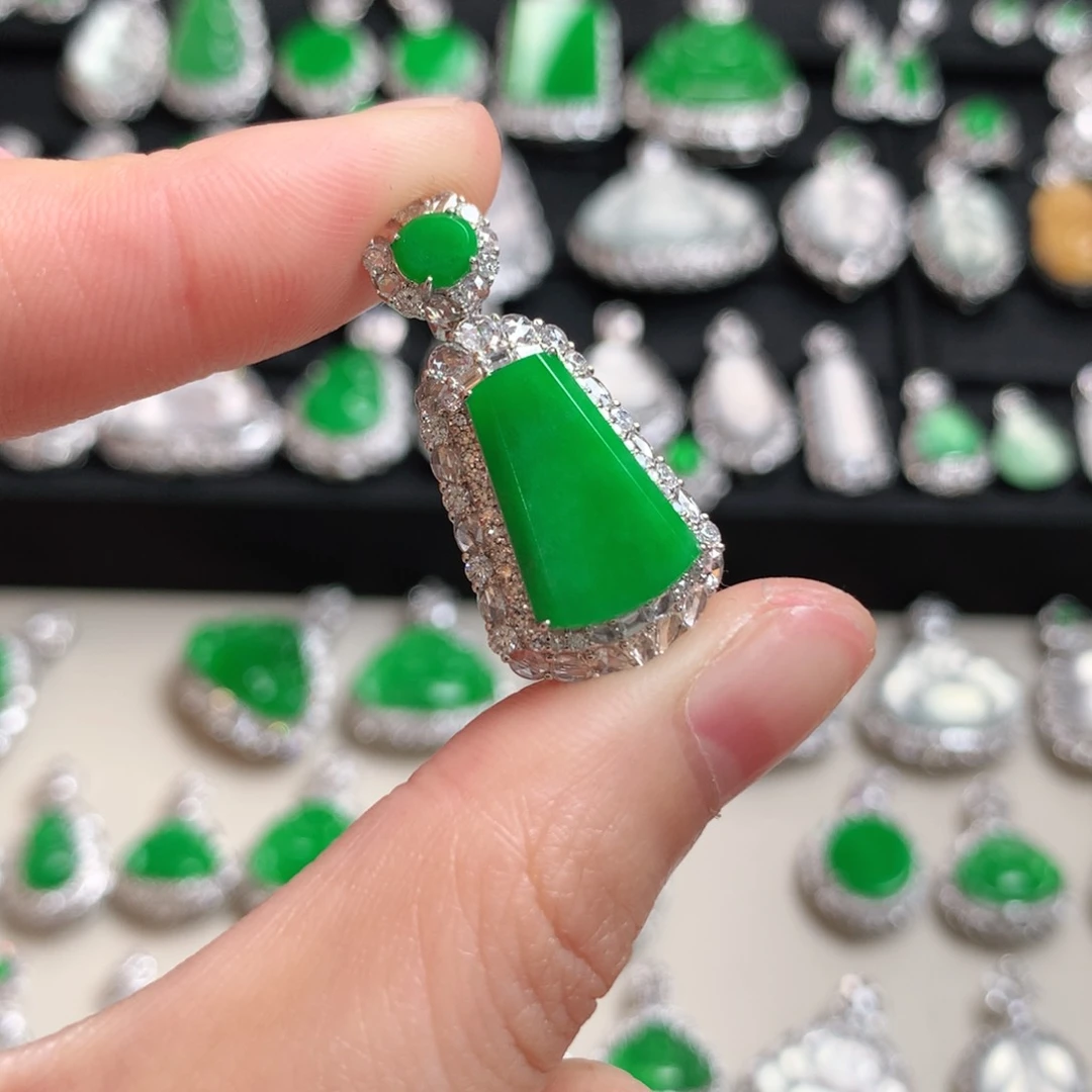 颈饰18K金镶嵌翡翠无事牌