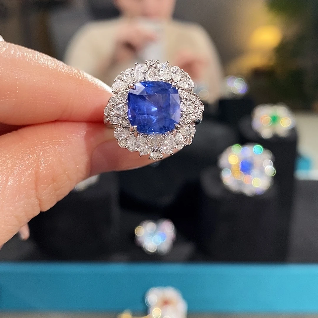 戒指18K金镶嵌蓝宝石4.73ct无烧矢车菊aigs