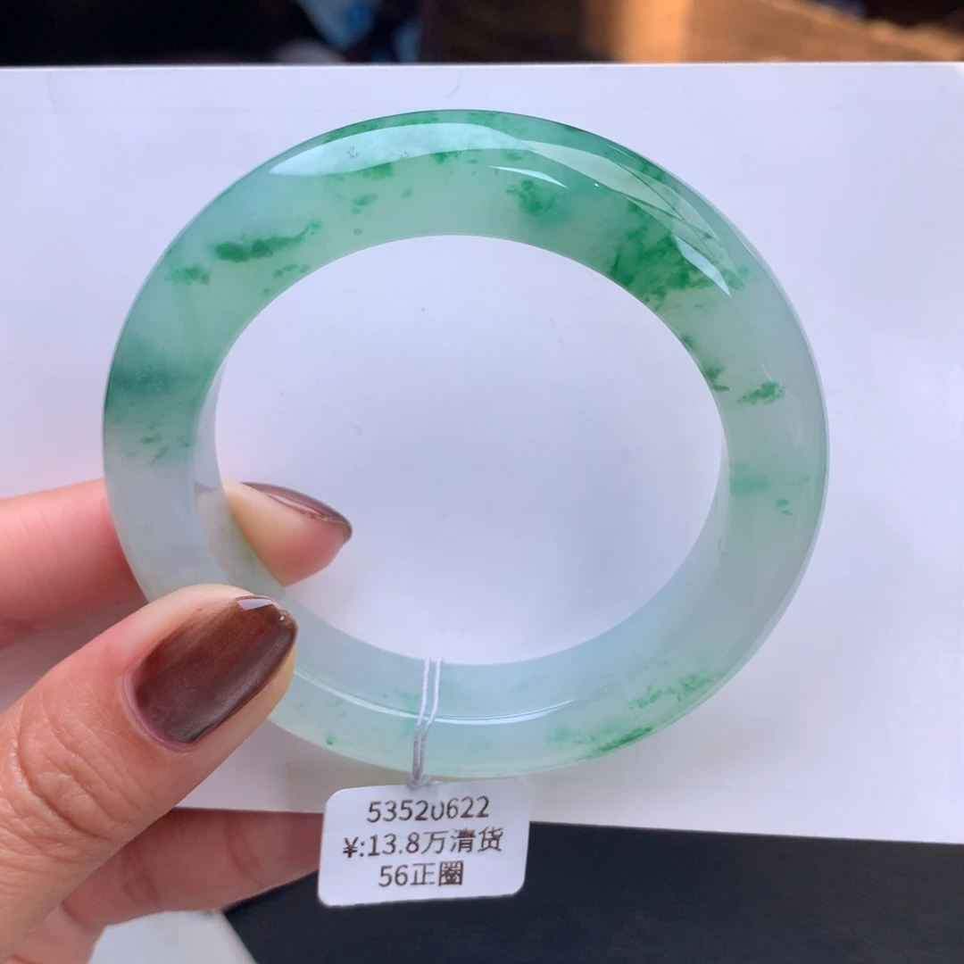 翡翠手镯未镶嵌冰飘绿花泥鳅背手镯