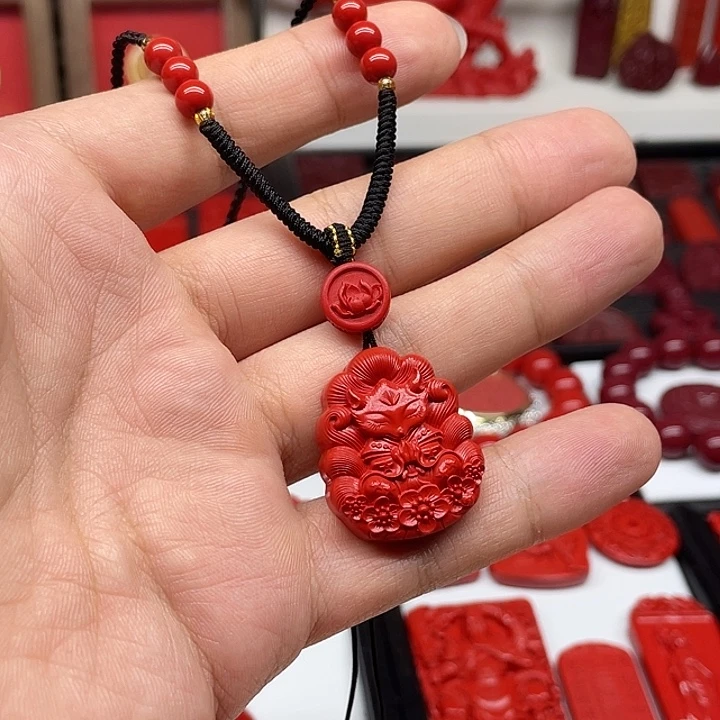 天然辰砂水飞砂小号九尾狐吊坠