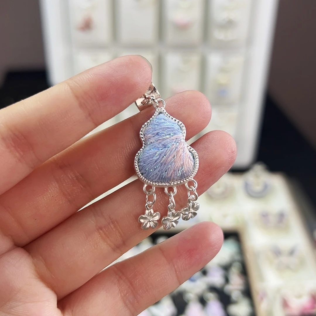 布艺合金苗绣吊坠