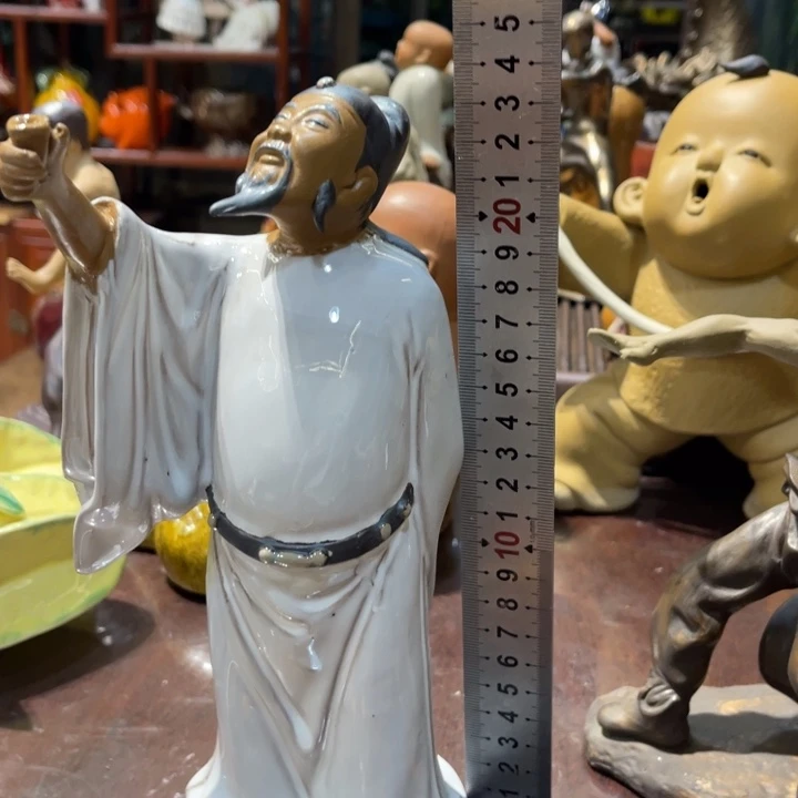 石湾公仔衬托盆景漂亮