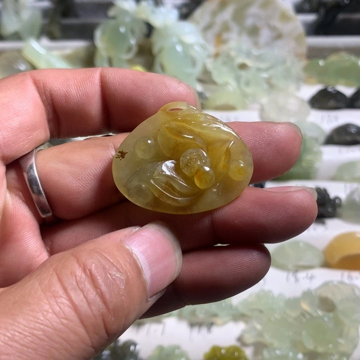 蛇纹石玉未镶嵌颈饰荷花