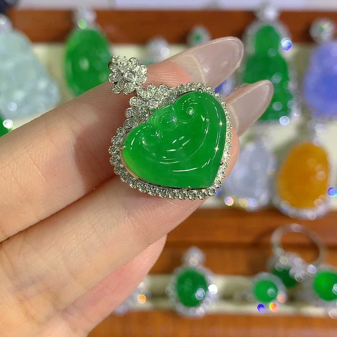 颈饰18K金镶嵌翡翠