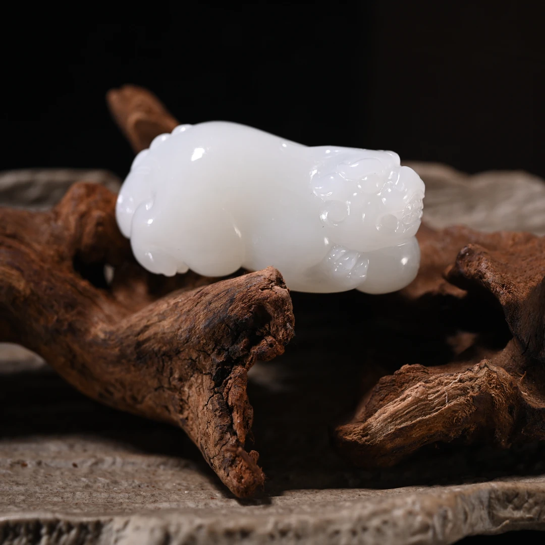 LOT8871和田玉貔貅手把件/保利