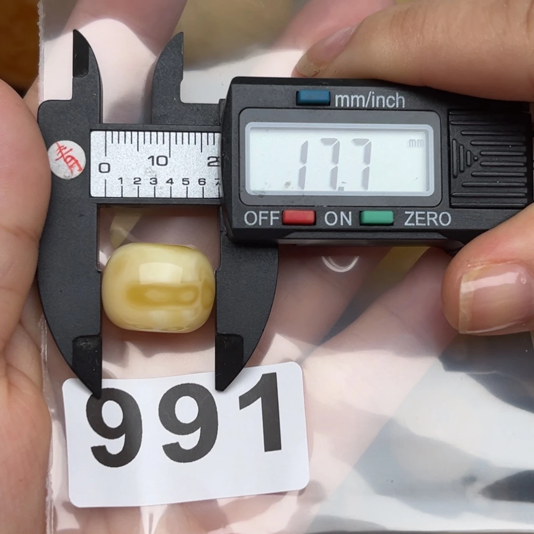 未镶嵌蜜蜡裸石林**步蜜蜡