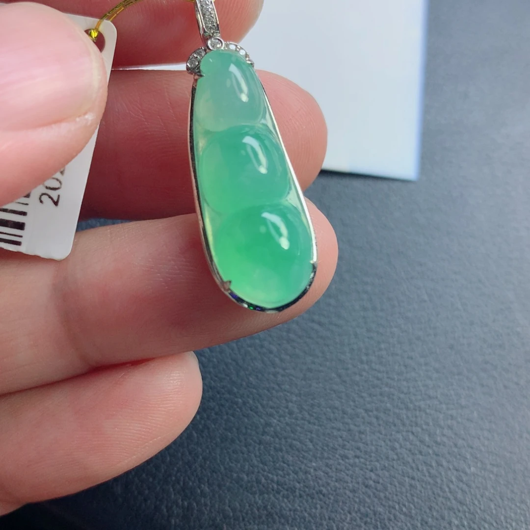 翡翠未镶嵌颈饰福豆