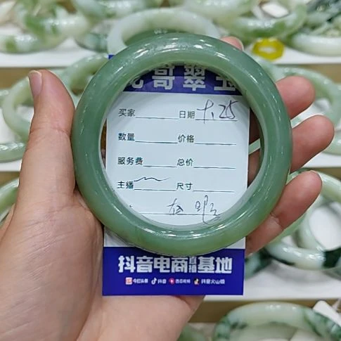 小***女透闪石-蛇纹石玉未镶嵌手镯