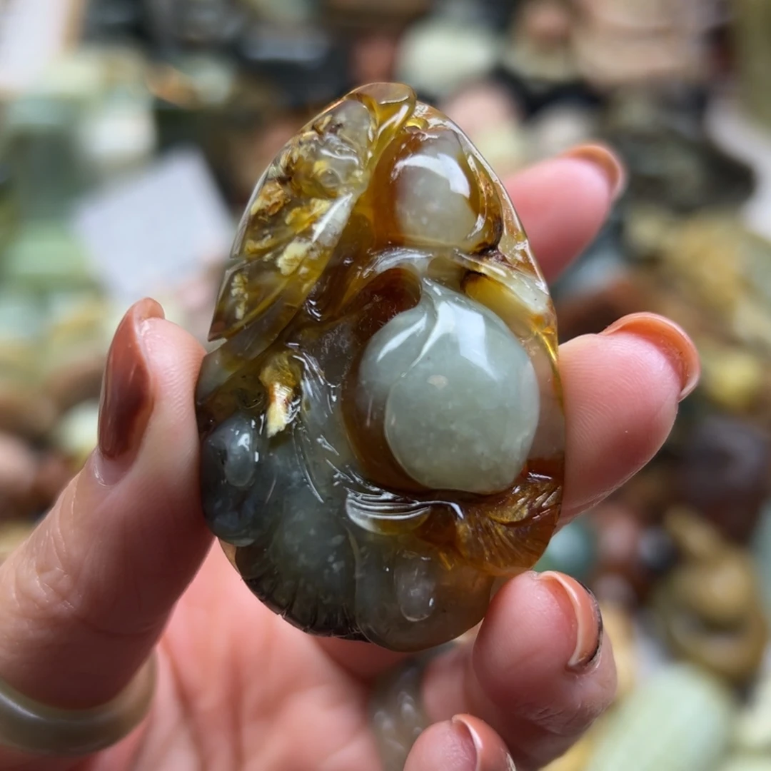 岫玉未镶嵌颈饰花玉桃子