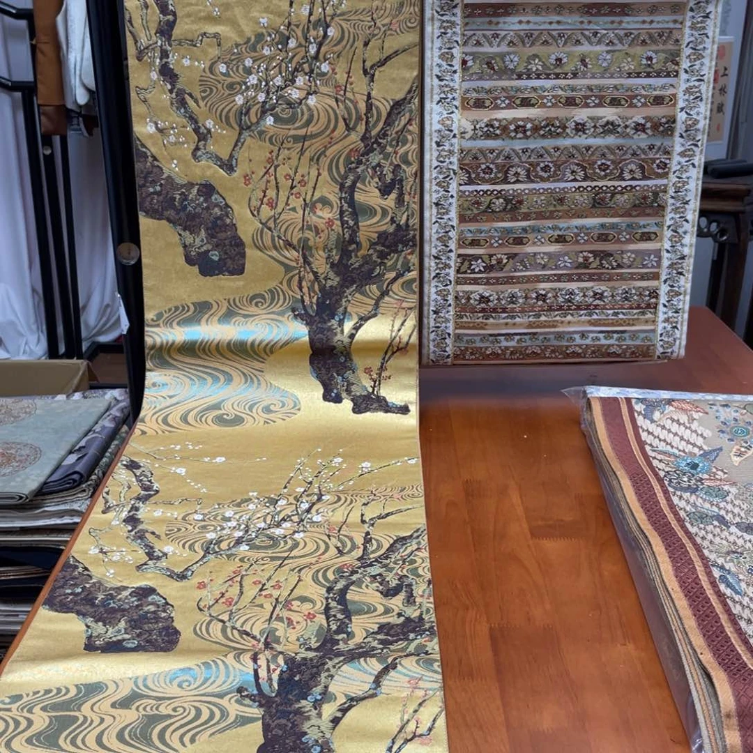 织绣本金箔红白梅