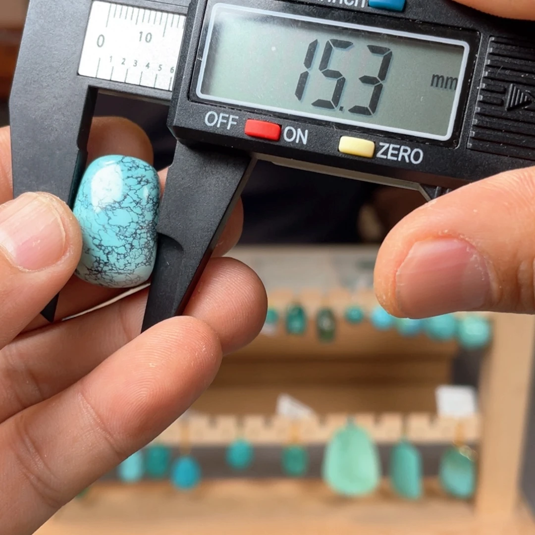 绿松石未镶嵌颈饰