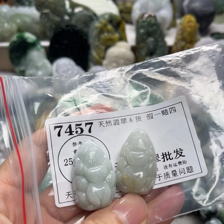 翡翠未镶嵌颈饰7457瑕疵