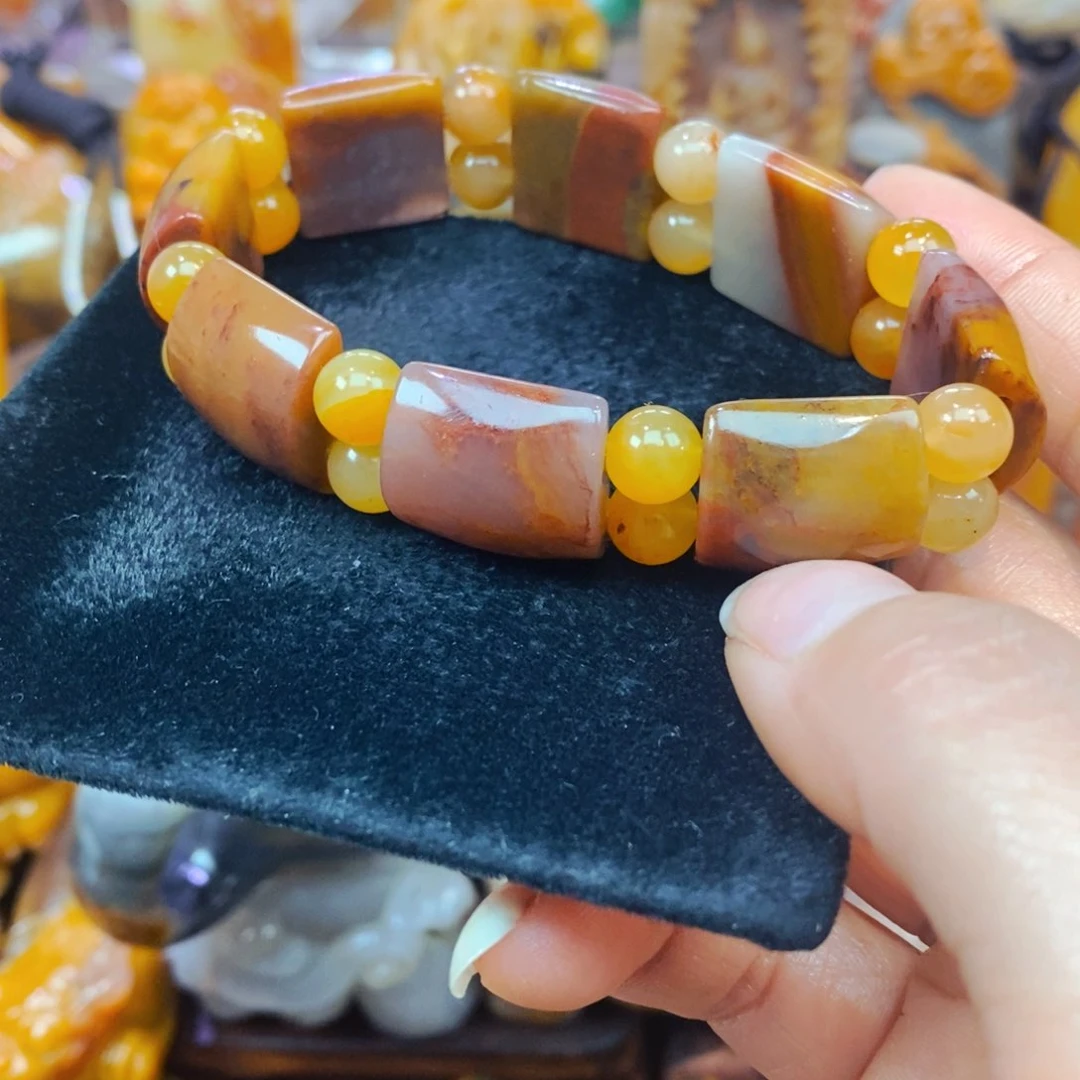 未镶嵌石英质玉（黄龙玉）颈饰