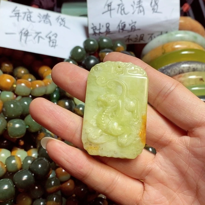 蛇纹石玉颈饰未镶嵌