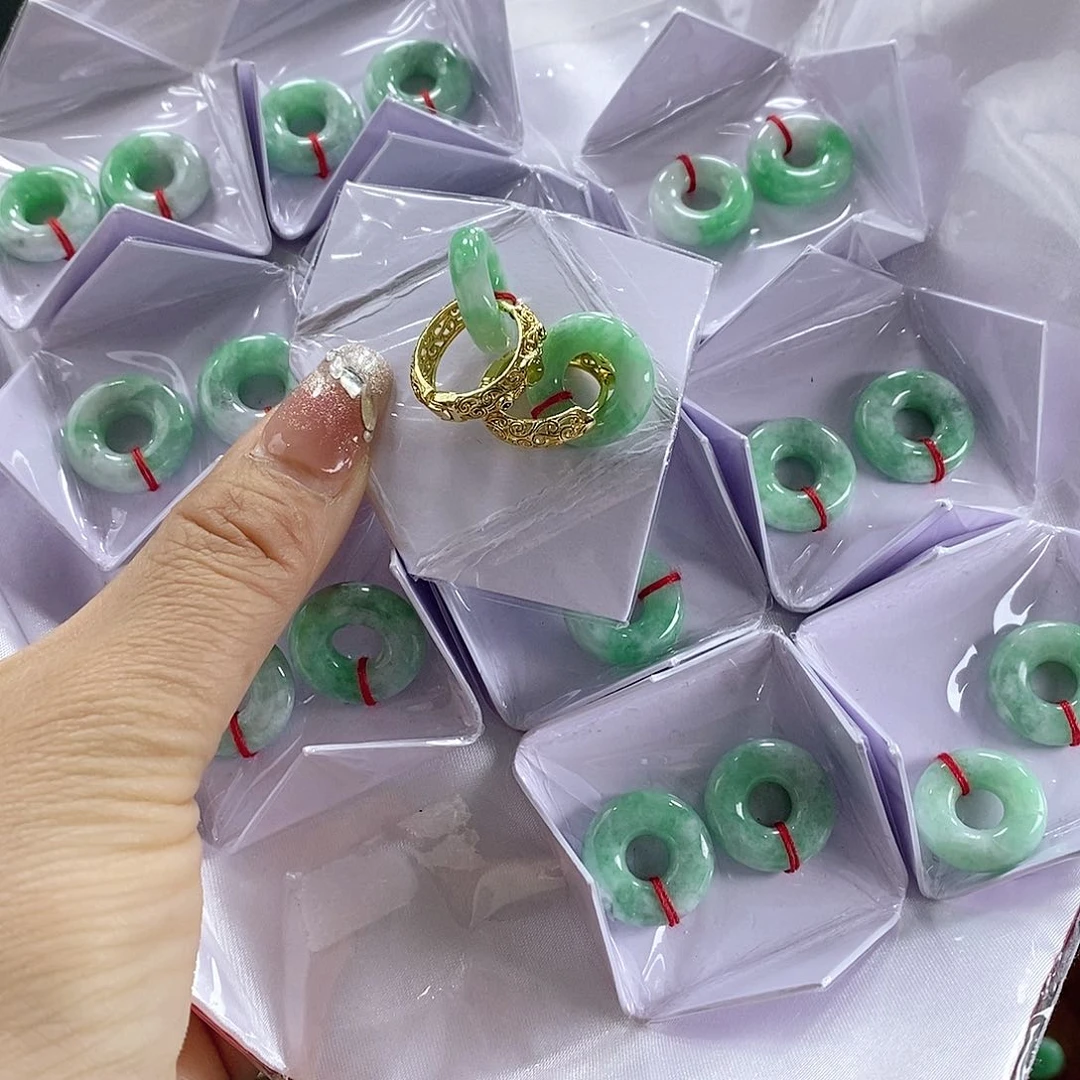 翡翠耳饰未镶嵌多样发其一