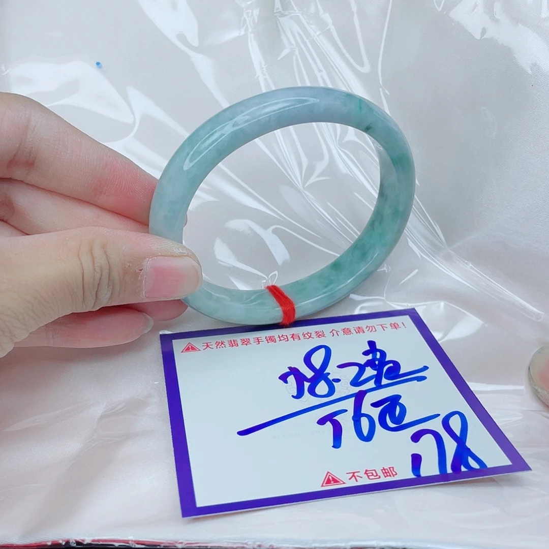翡翠手镯未镶嵌翡翠