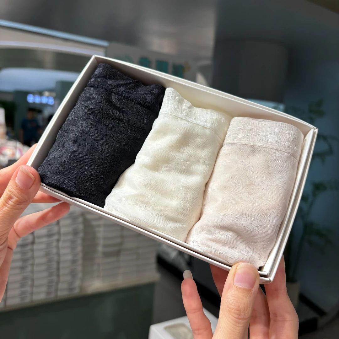 【3条装】31793樱花树下提花软糯亲肤丝滑女士内裤（90-130斤）