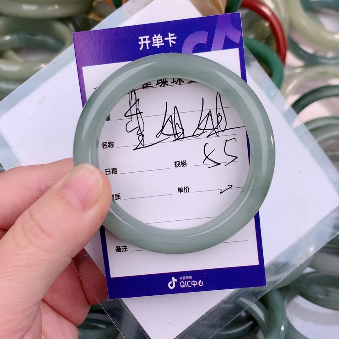 未镶嵌手镯石英质玉（金丝玉）董**…