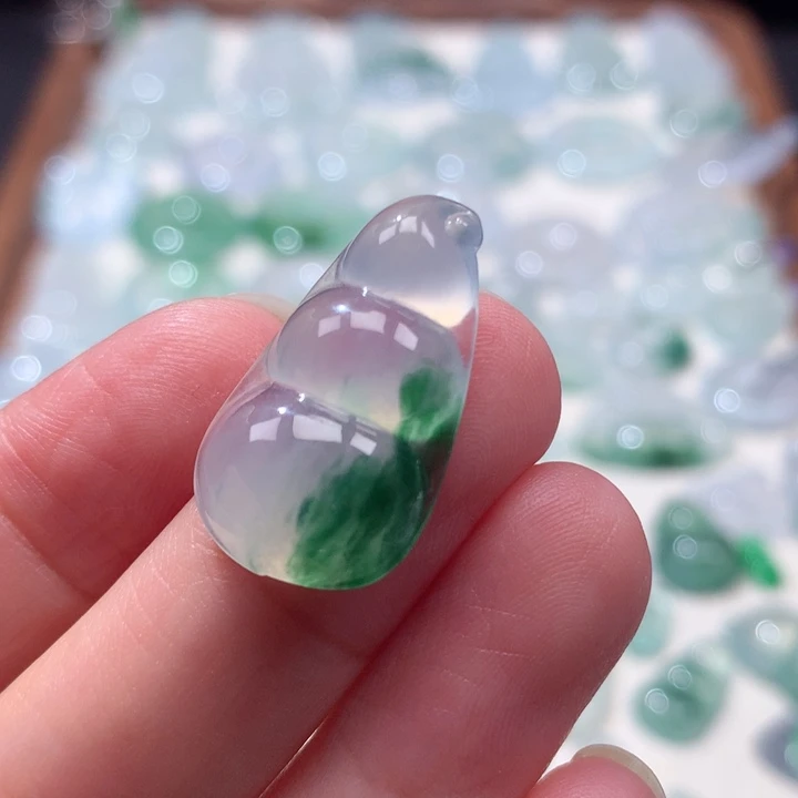 翡翠未镶嵌颈饰冰种飘花福豆