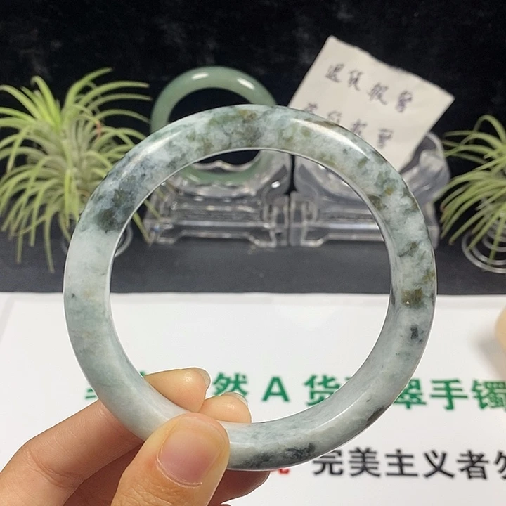 未镶嵌手镯翡翠32号。 63圈