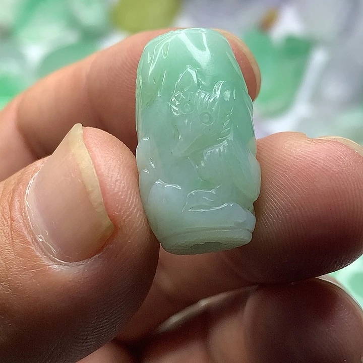 翡翠未镶嵌吊坠(赠链)