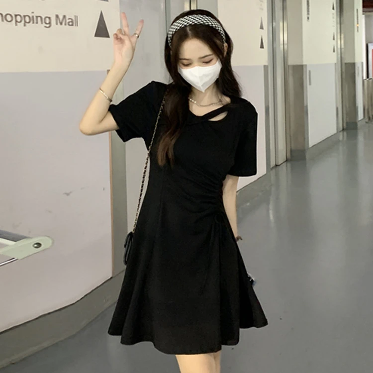 黑色连衣裙女2025年夏季新款小个子抽绳显瘦气质修身赫本风短裙子