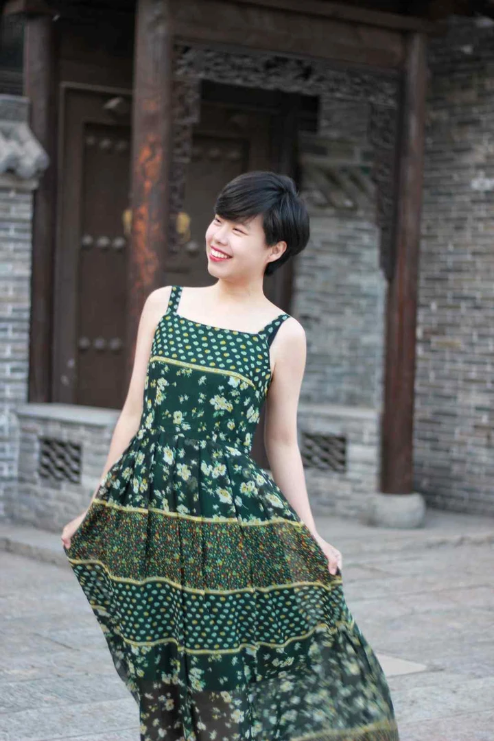 韩版夏季连衣裙高弹力民族风气质吊带V领长裙显瘦时尚无袖