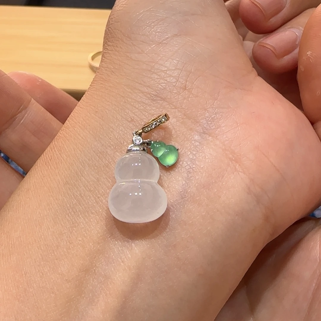 *****翡翠18K金镶嵌颈饰立体葫芦