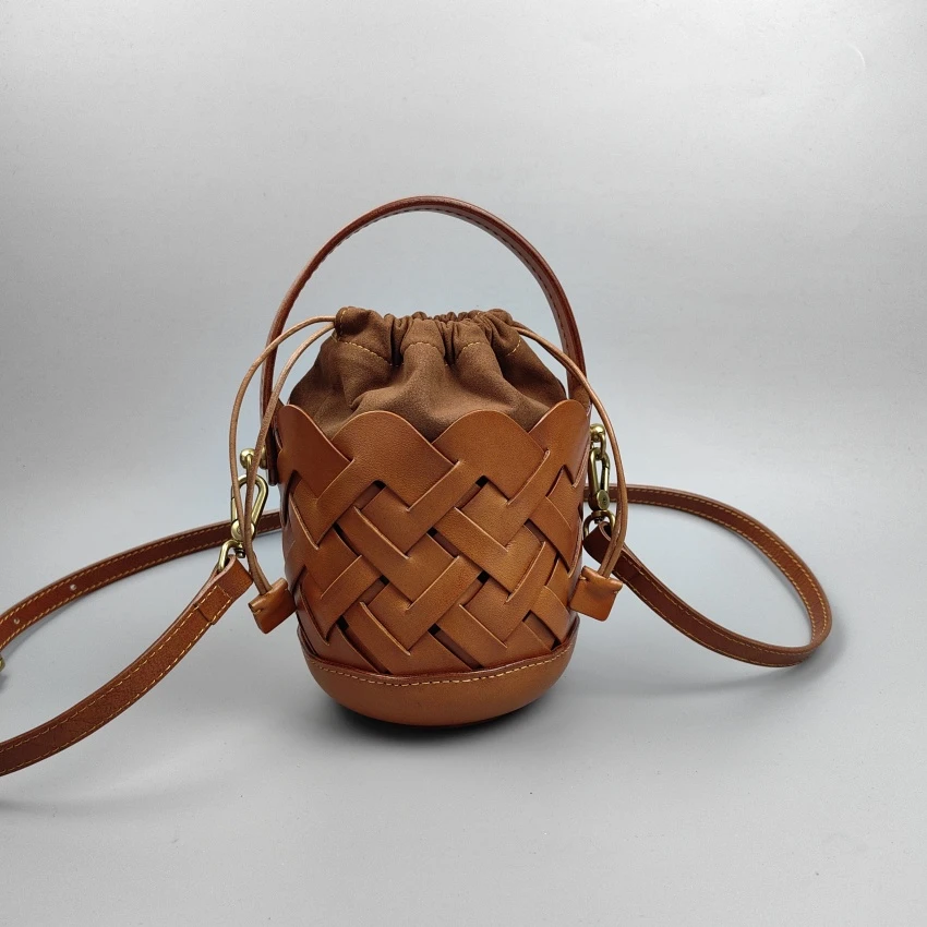 真皮编织水桶包女士时尚百搭棕色斜挎包