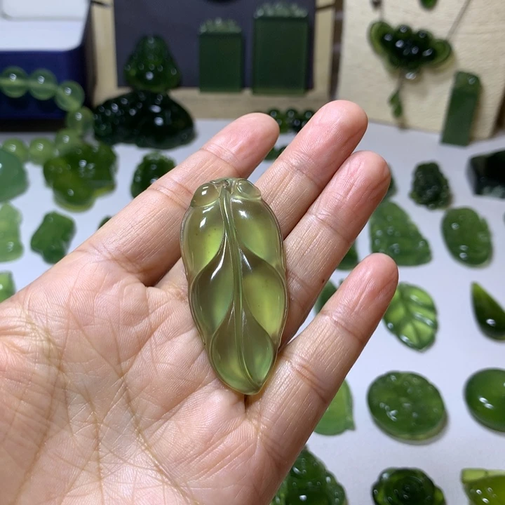 岫玉未镶嵌颈饰吊坠