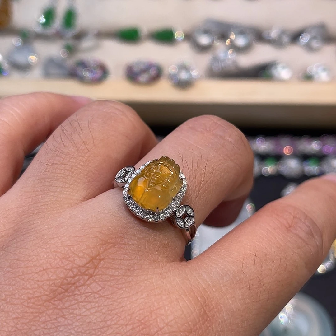 翡翠戒指18K金镶嵌黄翡貔貅