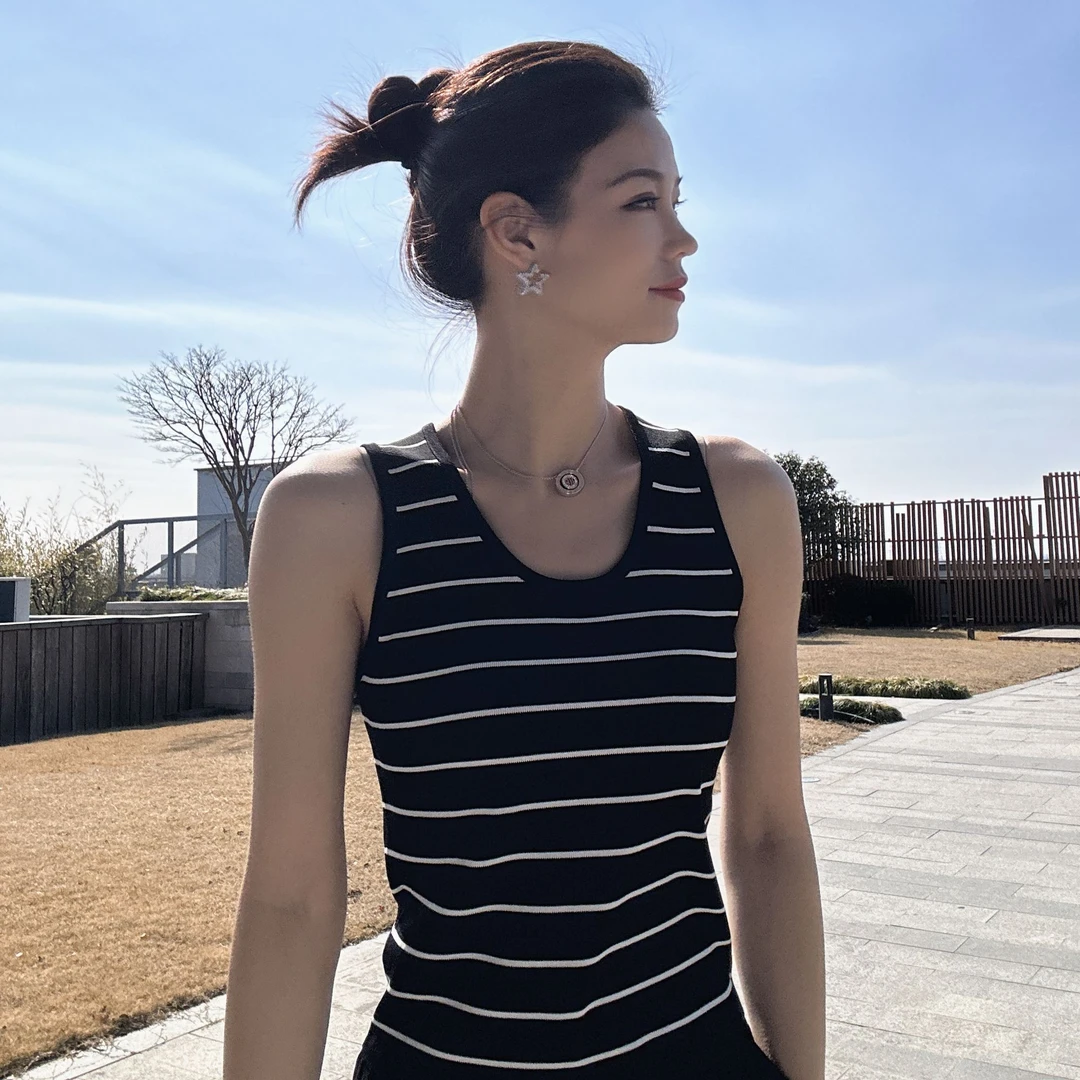 阿玛施AMASS 2025时尚百搭气质简约质感黑色条纹无袖背心女538018