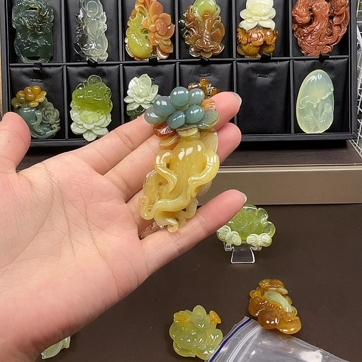 坦***然未镶嵌蛇纹石玉吊坠(不含链)
