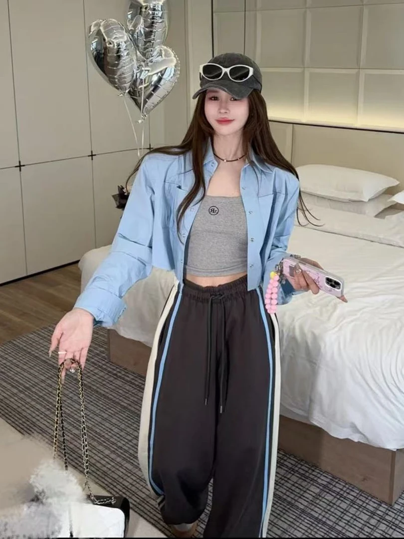 米娜家 蓝调时刻 泡菜订制 蓝色短款衬衫吊带+彩条灰色卫裤两件套