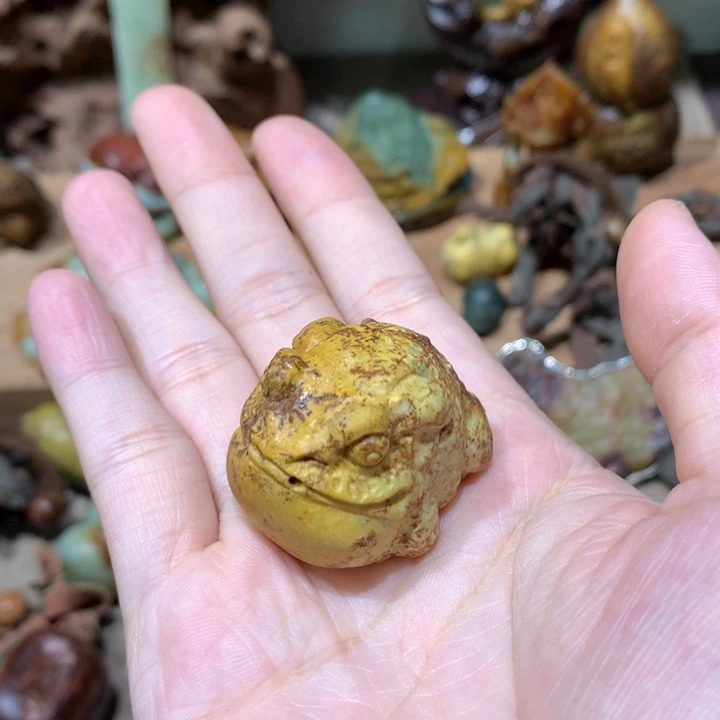 未镶嵌岫岩河磨玉(透闪石质玉)把件