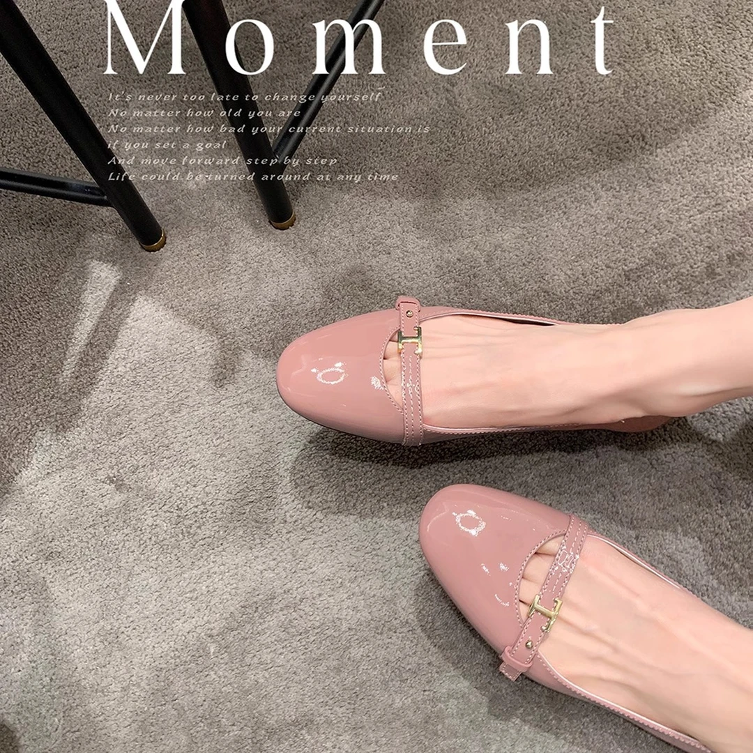 【葡萄妈同款】气质小圆头一字扣带漆皮一脚蹬平底通勤单鞋女秋新款