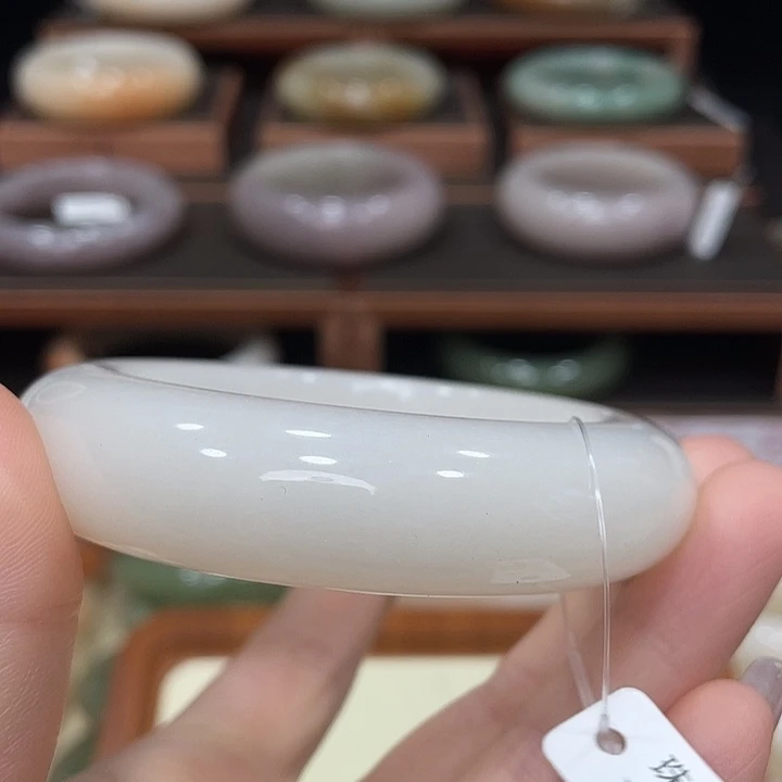 想***胖石英质玉手镯未镶嵌