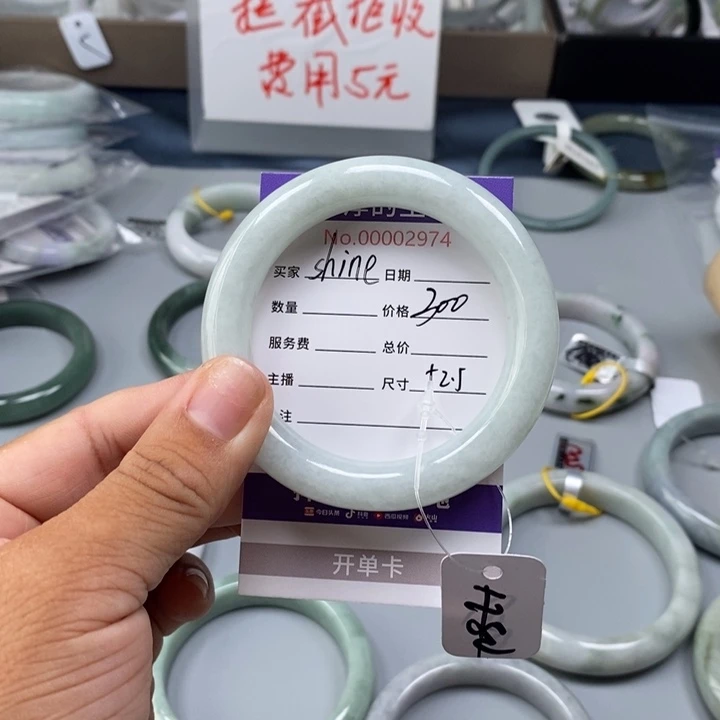 翡翠手镯未镶嵌翡翠