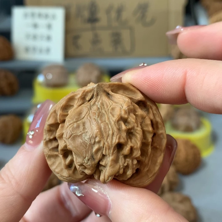 知***足文玩核桃吊坠异形单只，有瑕疵