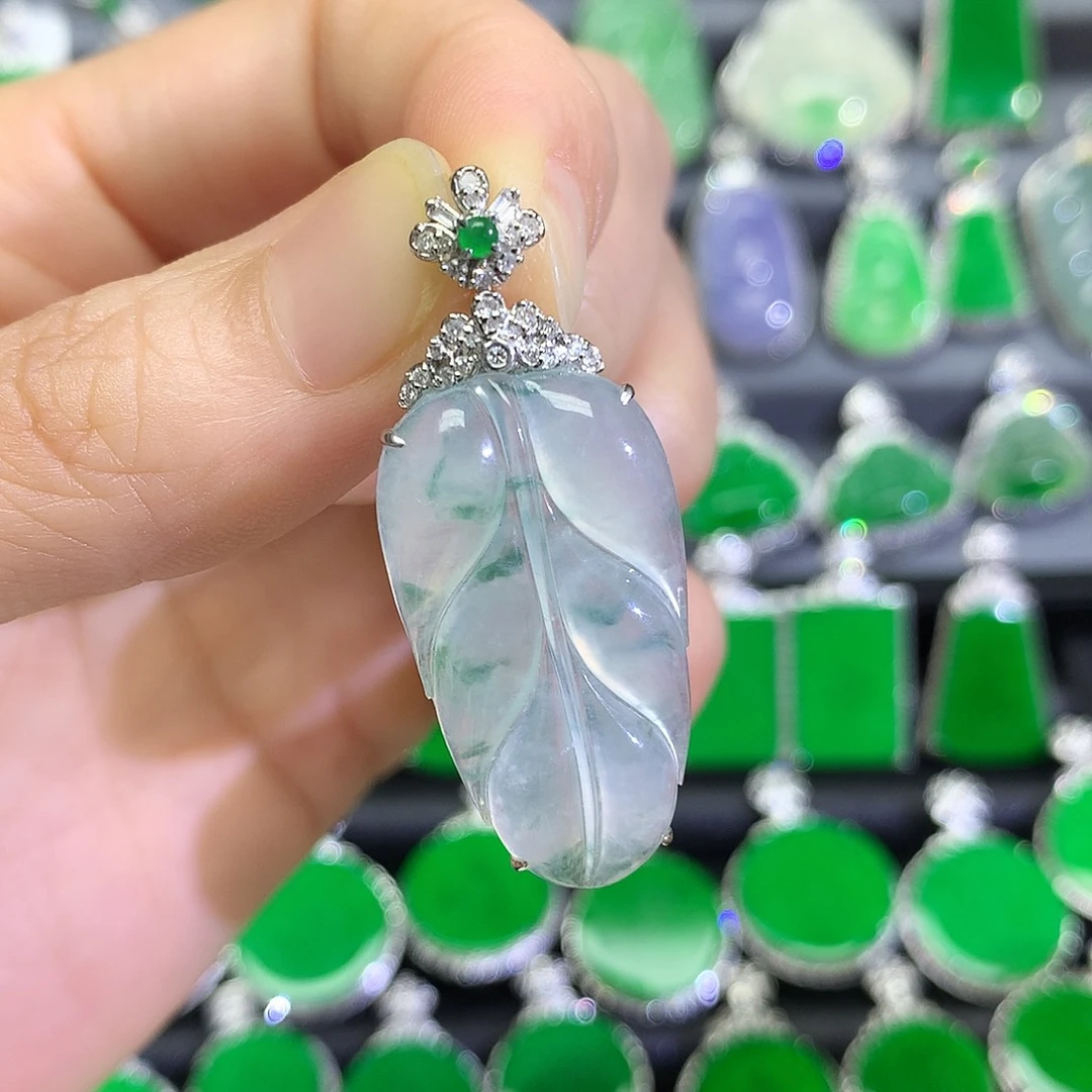 翡翠18K金镶嵌颈饰吊坠