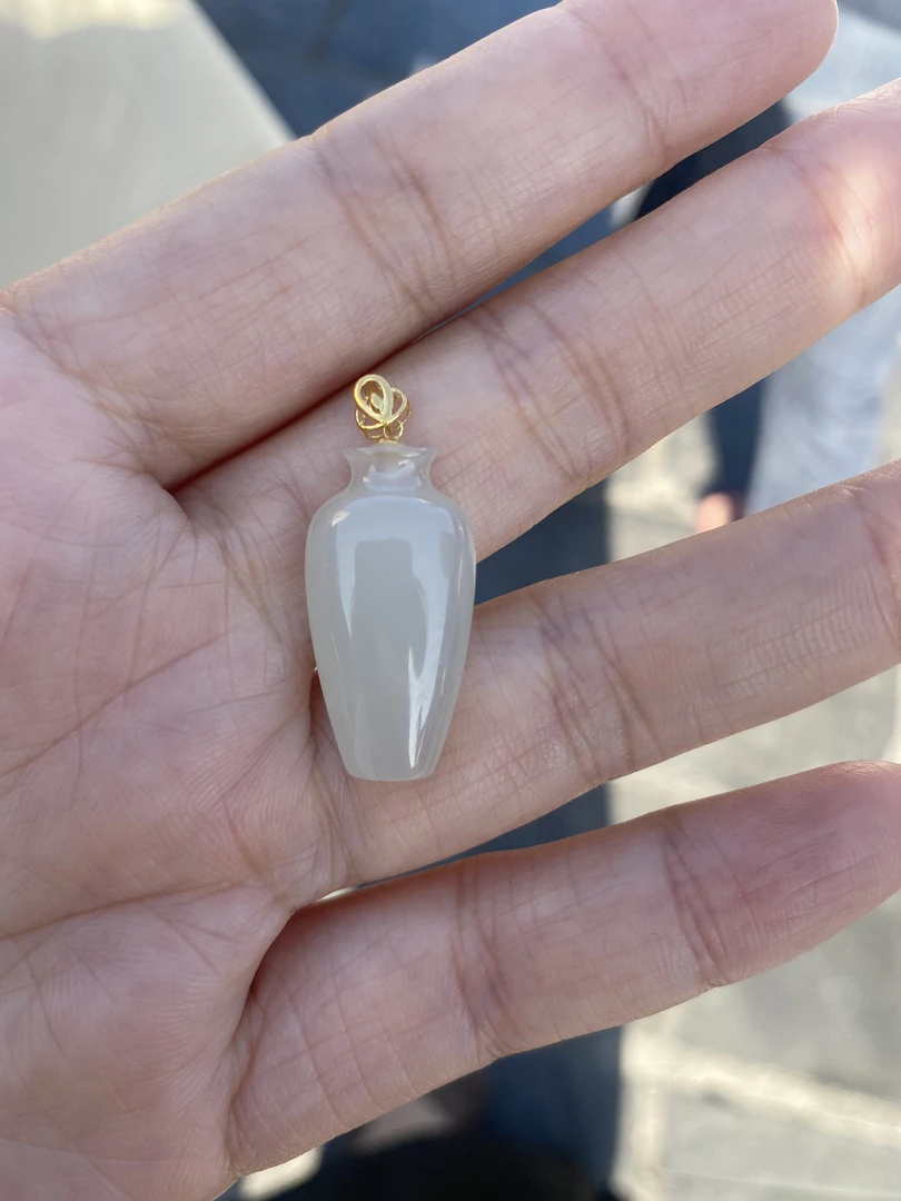 和田玉青海料清水花瓶18k金精美吊坠