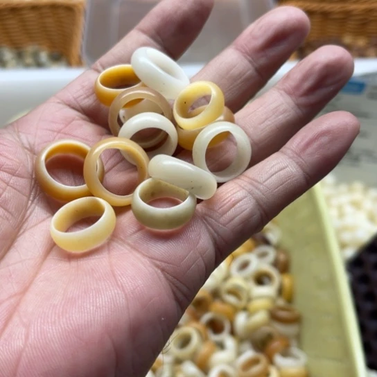 白玉菩提吊坠瑕疵跑环10颗
