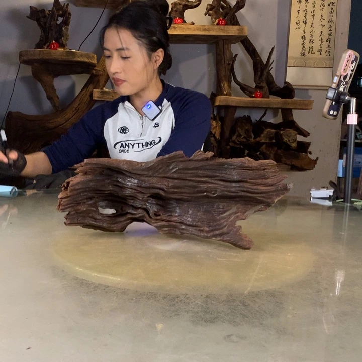 一***下天然的云南紫柚木会黄水