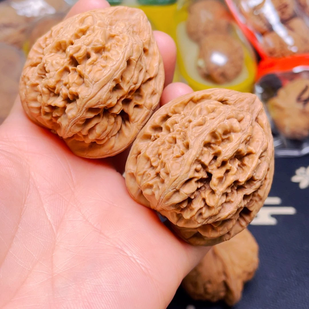 吊坠文玩核桃核尊一对