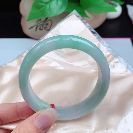 翡翠手镯未镶嵌     正圈54 白底青