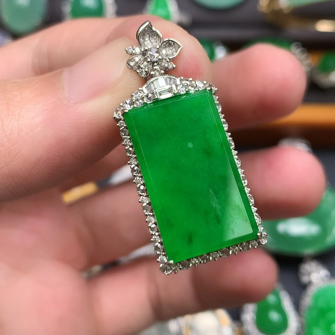 翡翠18K金镶嵌颈饰