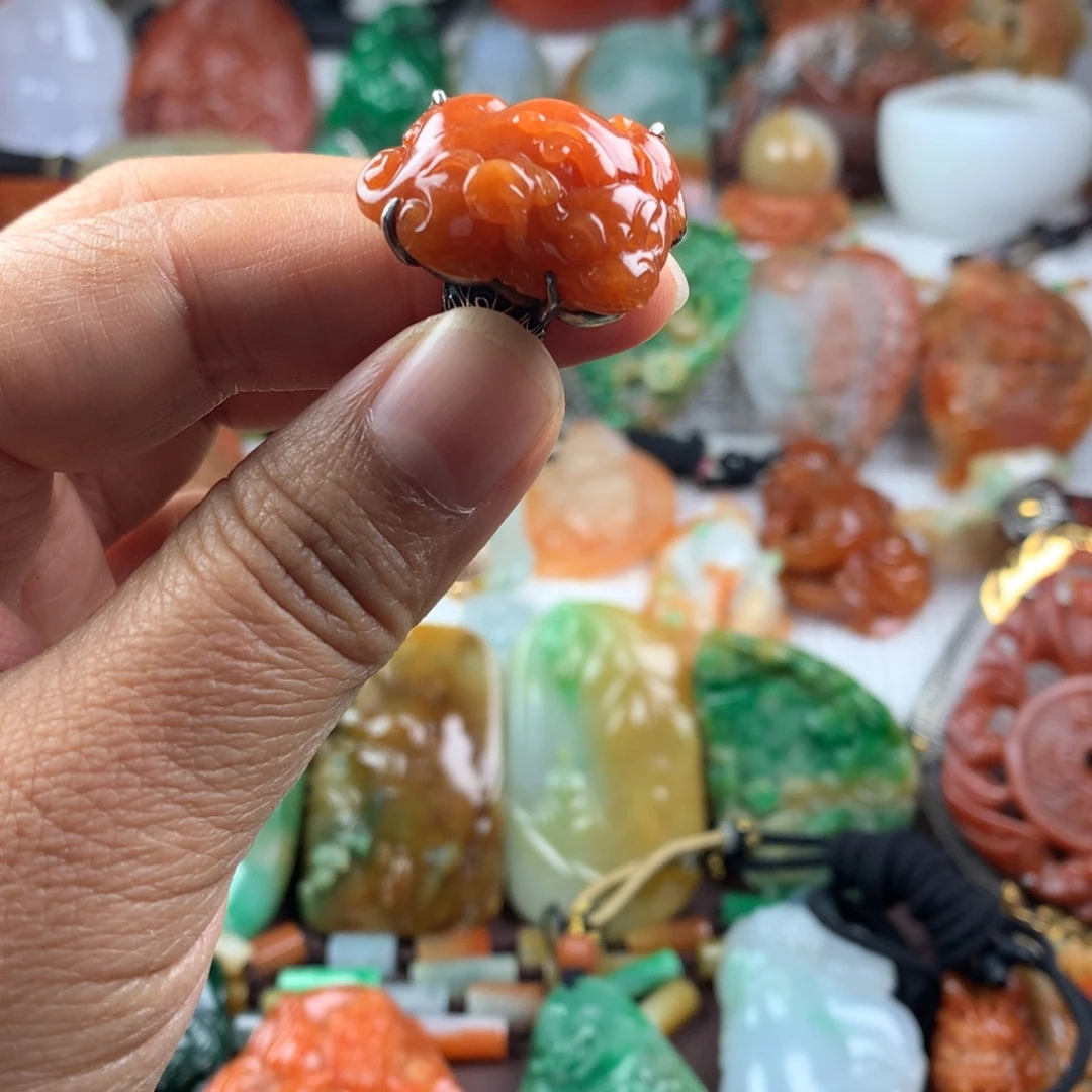 滕***飞翡翠未镶嵌颈饰戒指