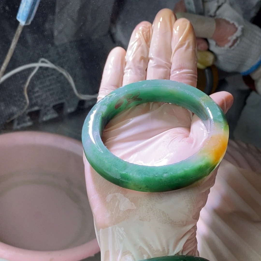 用***8石英质玉（非洲翠）未镶嵌手镯定制