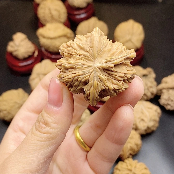 炽***欲吊坠文玩核桃黄瑕疵单只不退不换